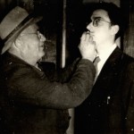 Gino Olmastroni trucca un attore durante una rappresentazione a Fonterutoli.